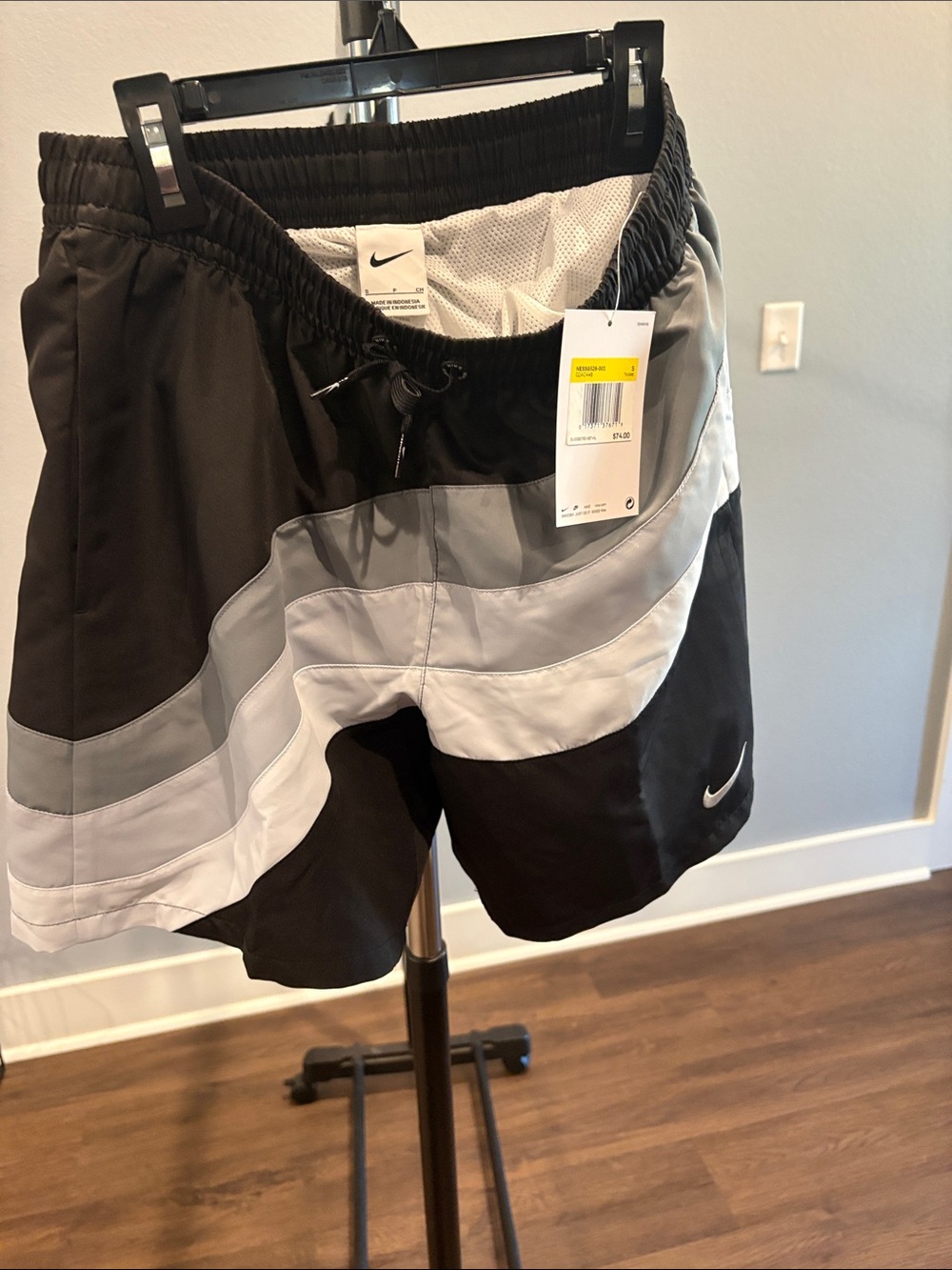 Nike Men’s Black, Gray & White Athletic Shorts/swim